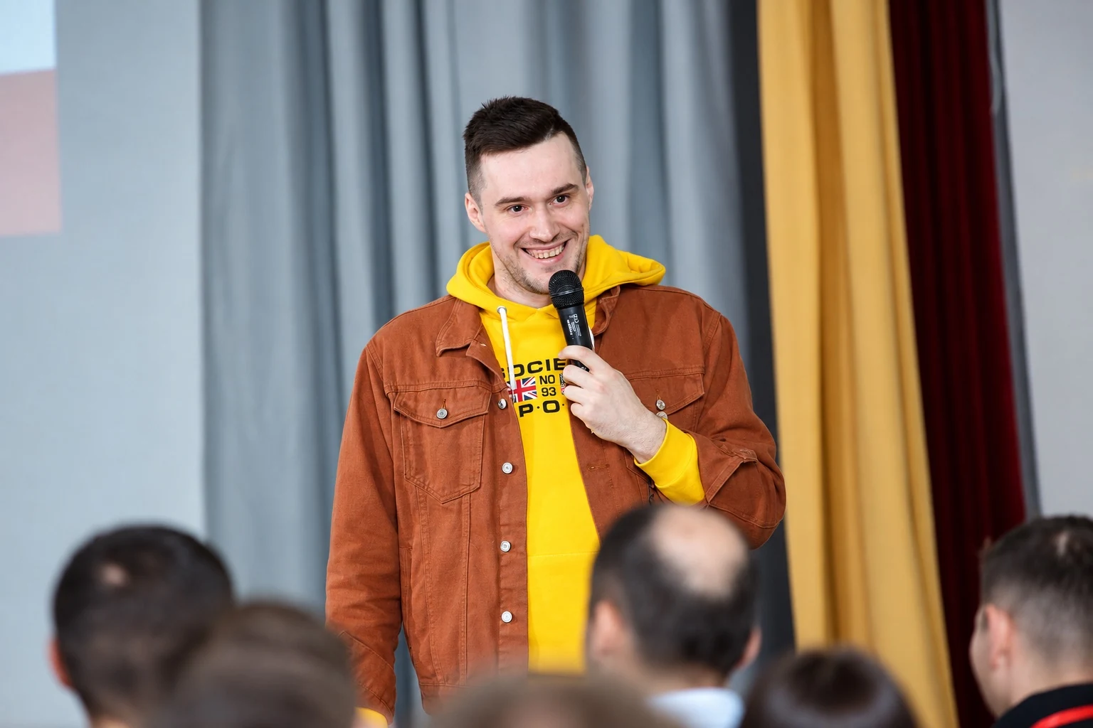 Илья Гуцалюк выступает с микрофоном